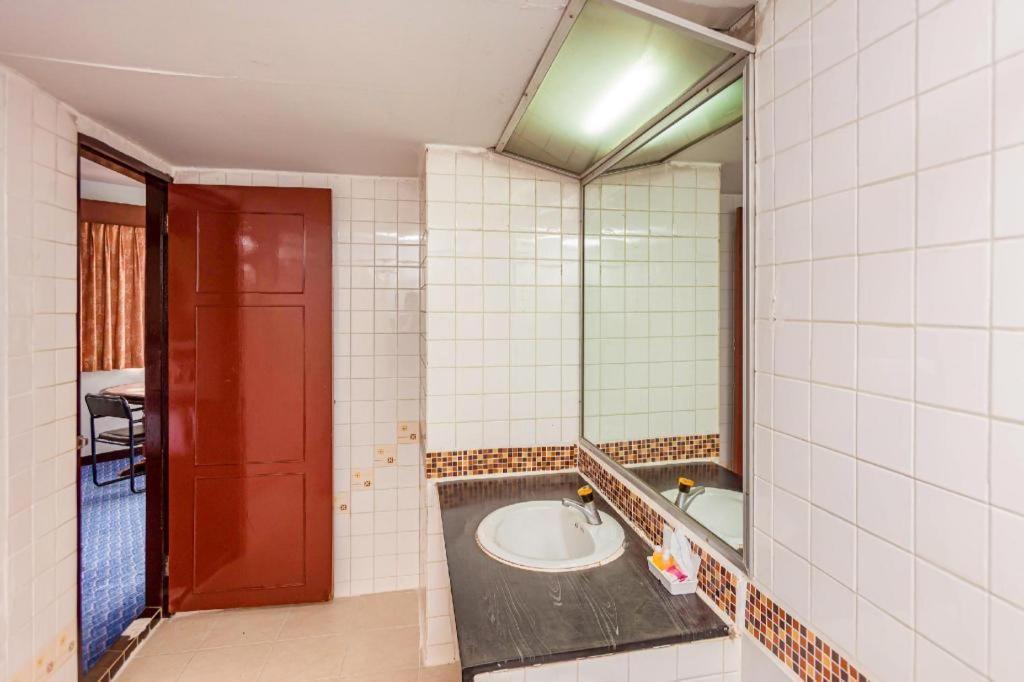 סוראט תאני Oyo 441 Grand Thara Hotel מראה חיצוני תמונה