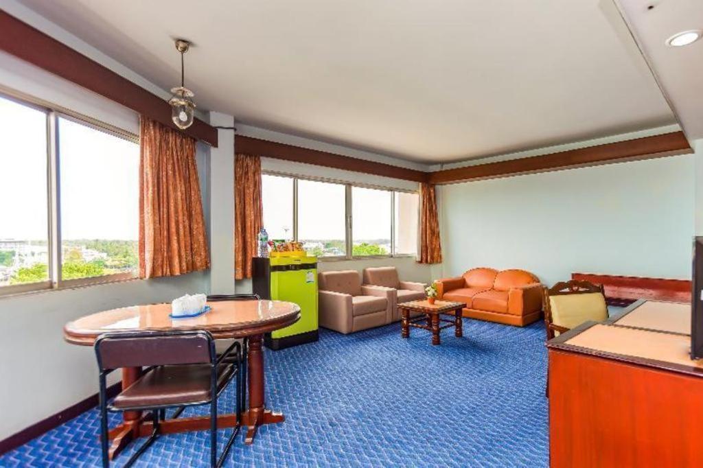 סוראט תאני Oyo 441 Grand Thara Hotel מראה חיצוני תמונה